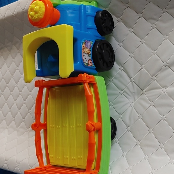 Little people train with sound and ring stacker - Picture 4 of 7